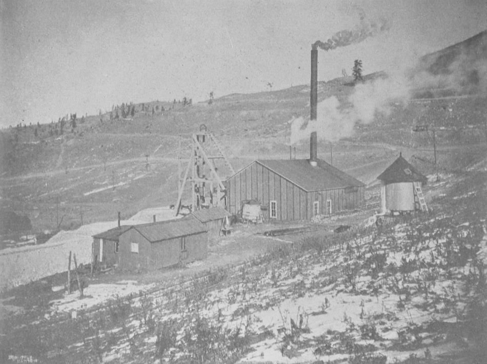 This view shows the surface structures of the Maid of Orleans mine pretty nicely. But of course, I would have wished for this to be a true photograph. Because then I would most likely been able to better get a view of the finer details lost in this view here. Especially as there appears to be a short side spur to this side of the hoist house of the Mine, to drop of coal from a railroad car.
The El Paso branch line of the F. & C.C. is running down to that mine this side of the shaft house, while the short-lived switchback branch further down Beacon Hill was located on the other side, sort of visible on the left side of this view.